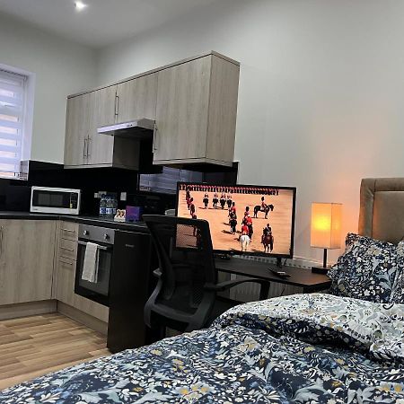 Mia Residence - Entire Studio Apartment - City View - London - Next To Ealing Broadway Station Exterior photo